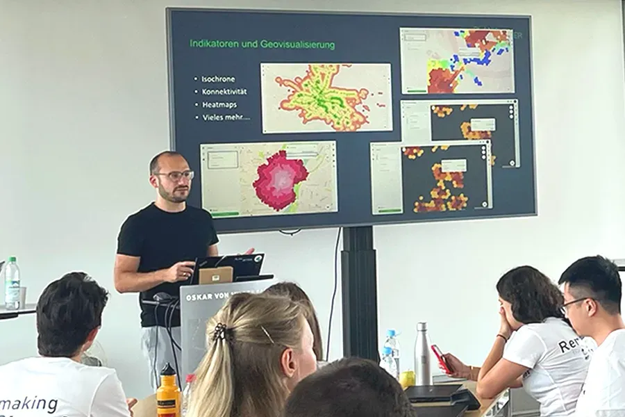 Elias Pajares, CEO von Plan4Better, hält einen Vortrag in einem Workshop